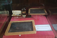 Papan Batu dan Alat Tulis